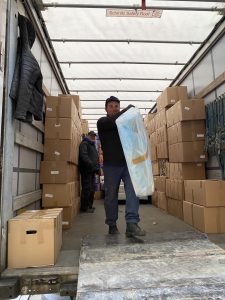 30 trailere med 300 tonn hjelpesendinger til sju land. Her er lossing i Aseri, Estland